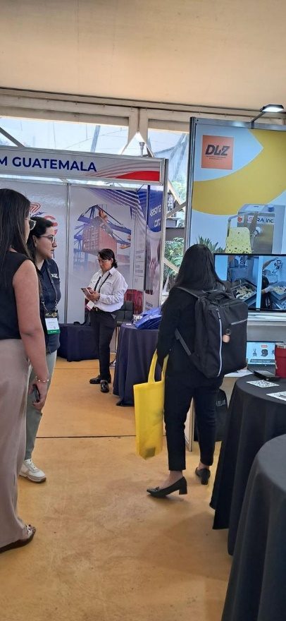 Pasillo de expositores en AGRITRADE 2026, Antigua Guatemala