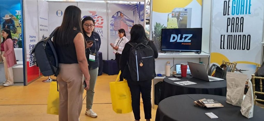 Visitantes en el stand de DLZ durante AGRITRADE 2026