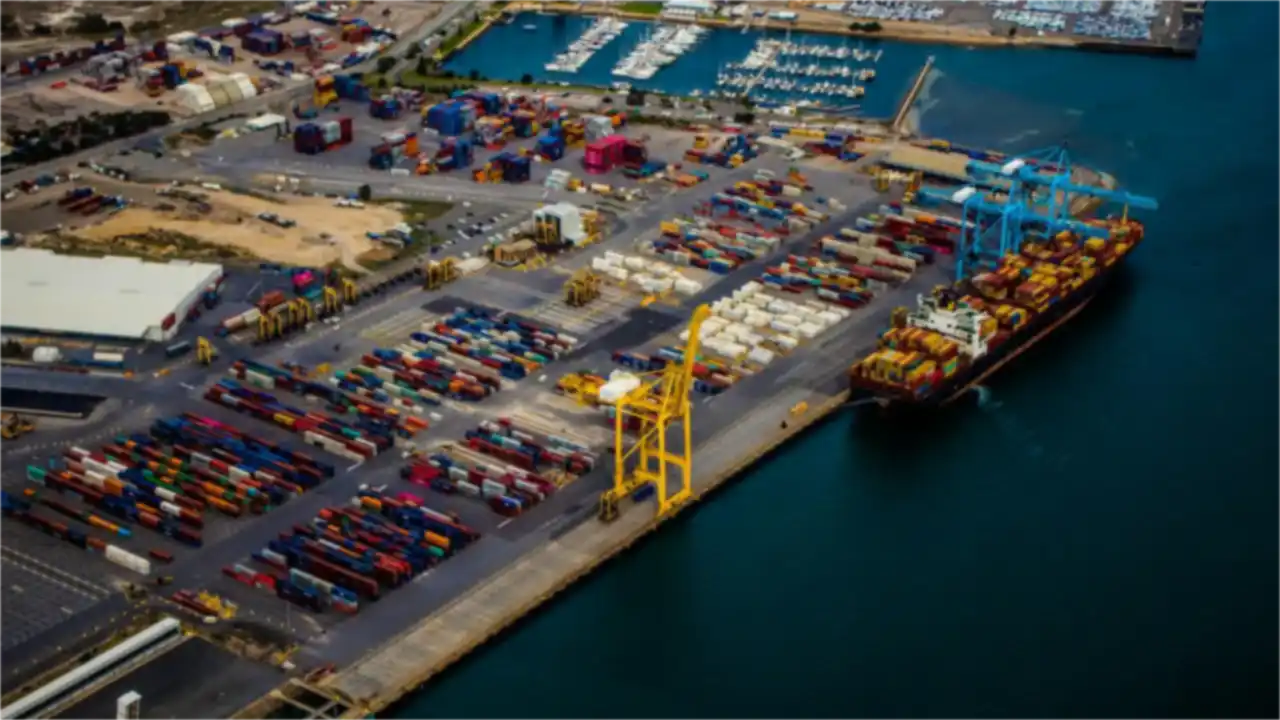 Buque de carga atracado en un puerto: comercio internacional hacia Guatemala y Centroamérica