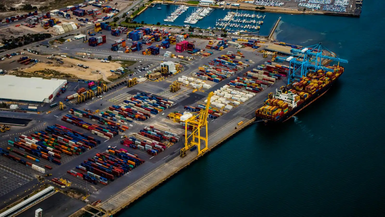 Buque de carga atracado en un puerto: comercio internacional hacia Guatemala y Centroamérica